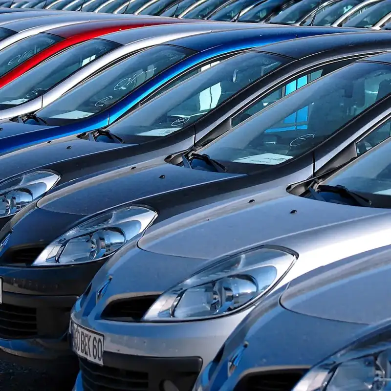 Renault d'occasion : Large choix de voitures sur parc auto Alignement de voitures Renault d'occasion sur un parking, plaque BEX 60 visible sur une Mégane grise.